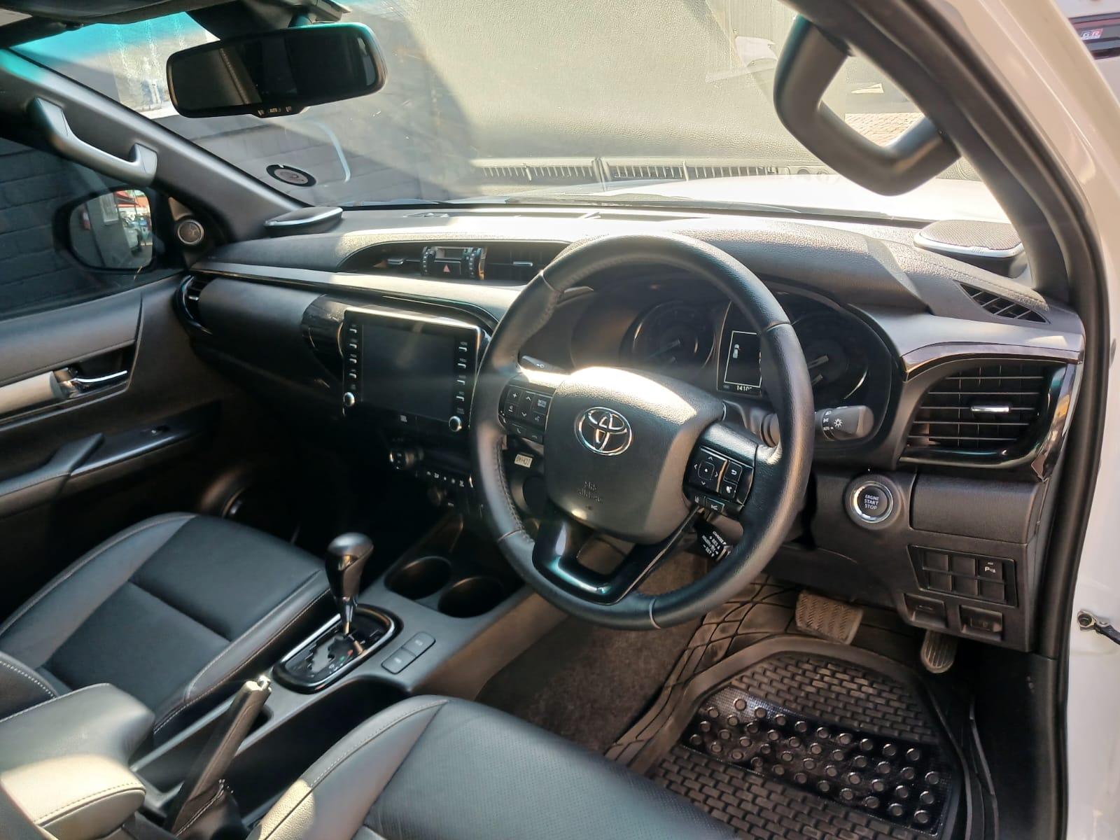 2025 Toyota Hilux 2.8 gd6 double cab legend 4x2 automatic — photo 8
