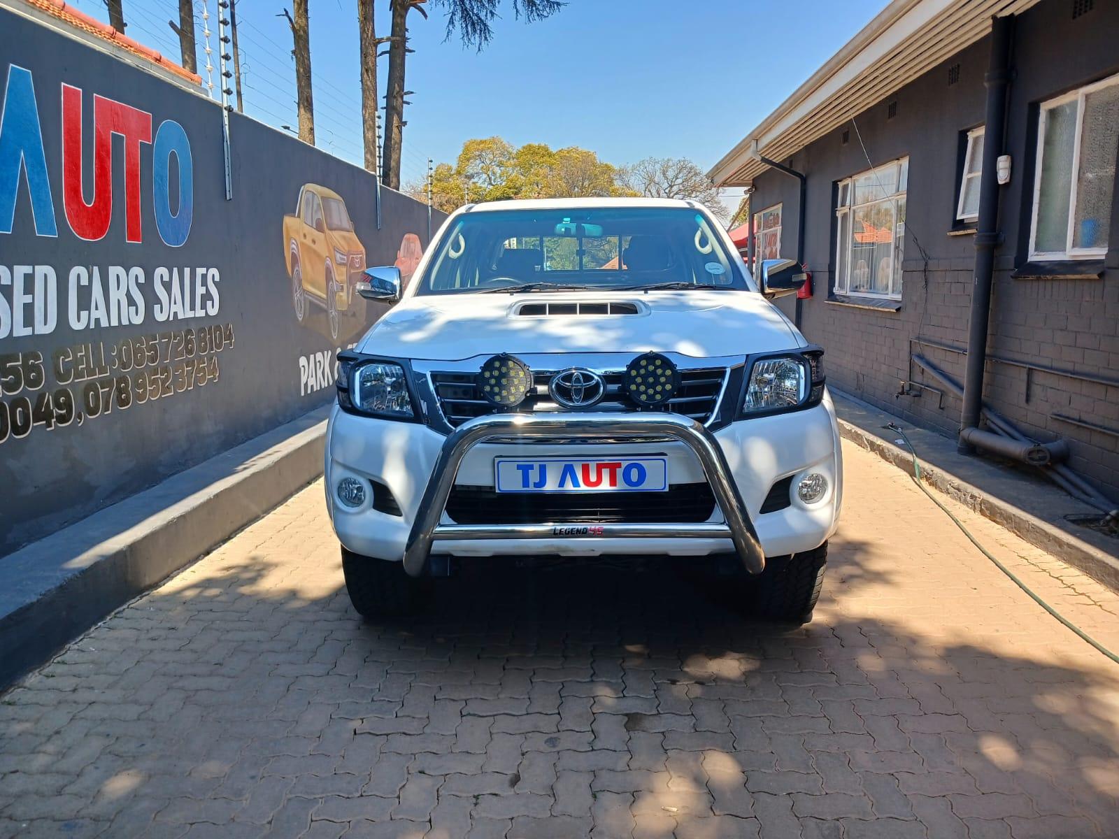 2014 Toyota Hilux 3.0 d4d double cab 4x4 manual — photo 2