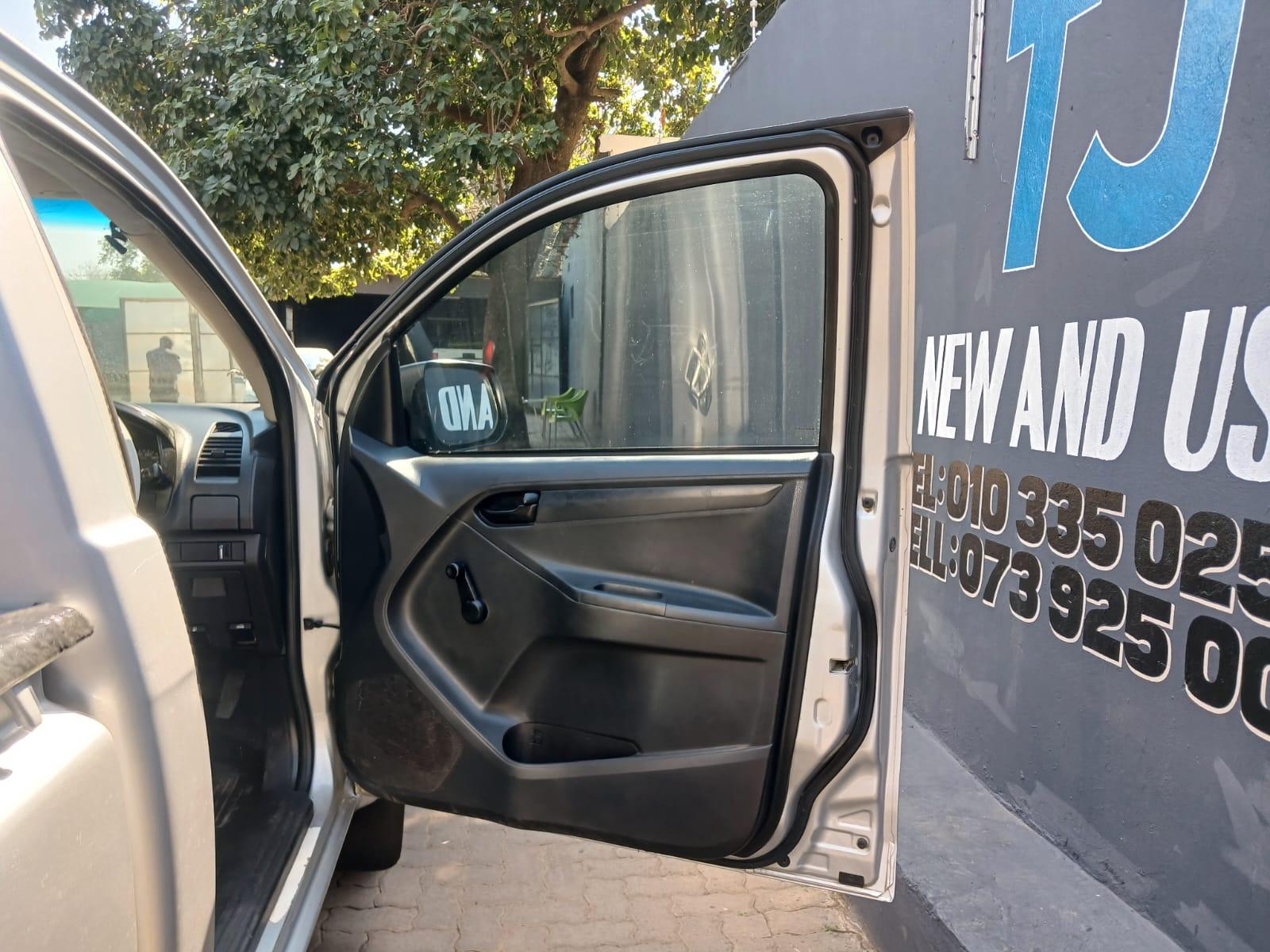 2020 Isuzu D-Max d max 250 4x2 — photo 10