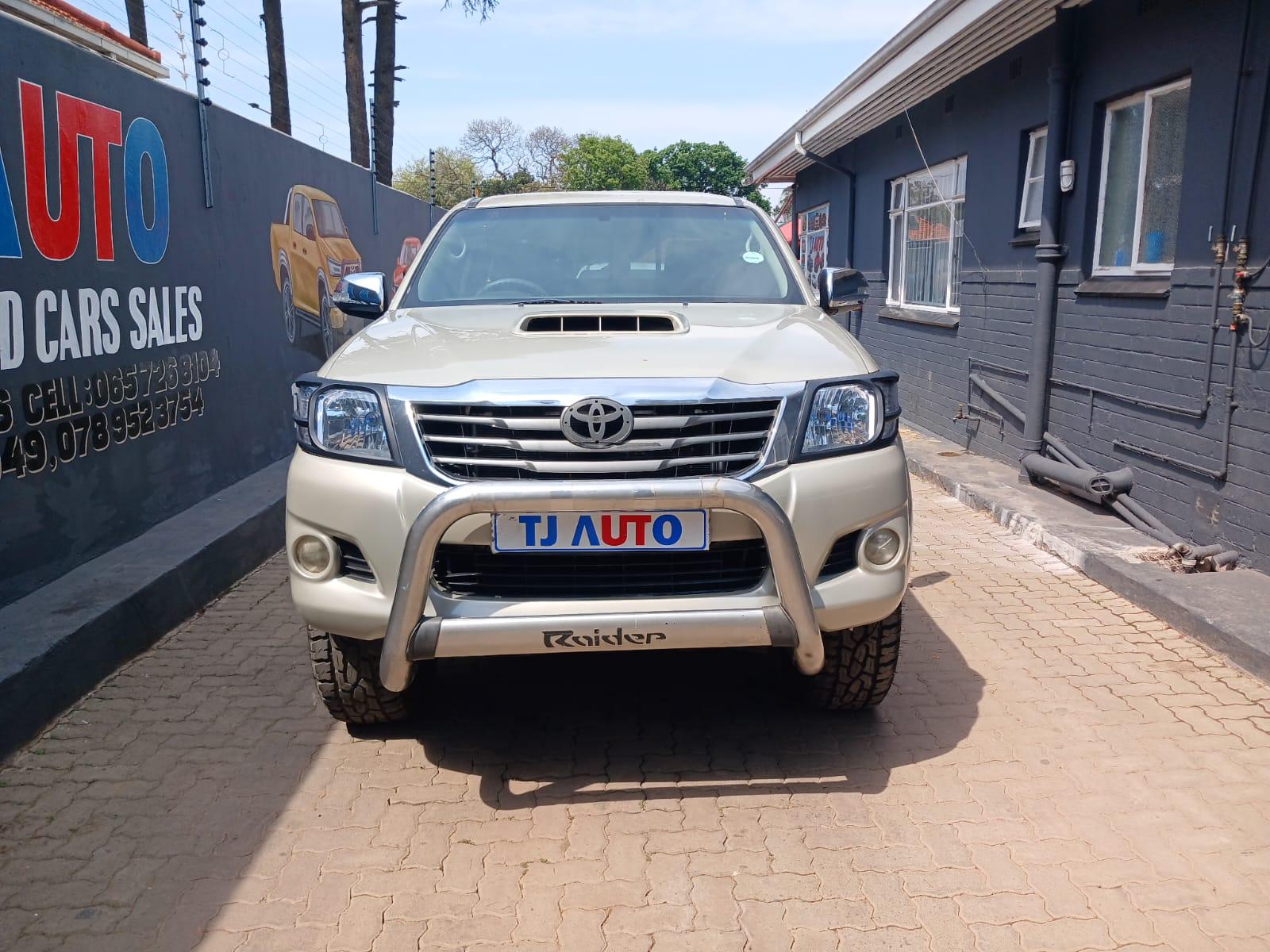 2012 Toyota Hilux 3.0 d4d double cab 4x4 manual — photo 2