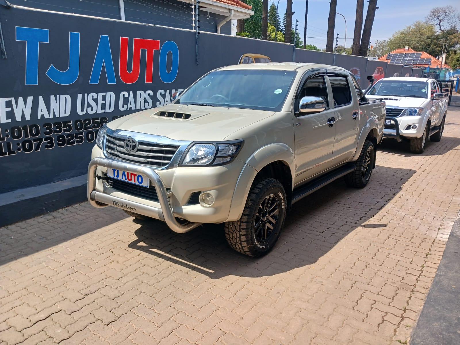2012 Toyota Hilux 3.0 d4d double cab 4x4 manual — photo 1