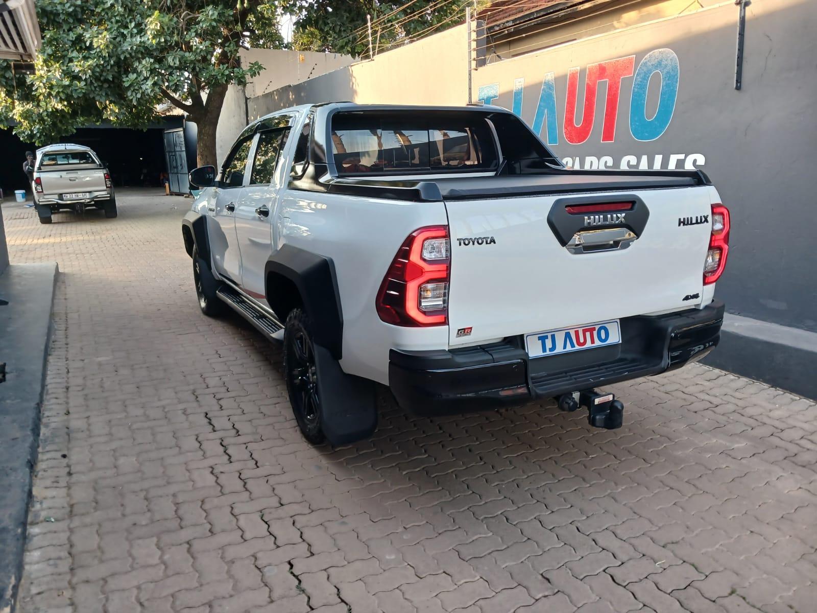 2025 Toyota Hilux 2.4 double cab 4x4 auto — photo 4