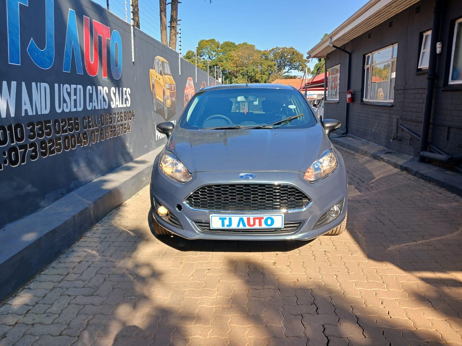 2012 Ford fiesta 1.4ambient — photo 2