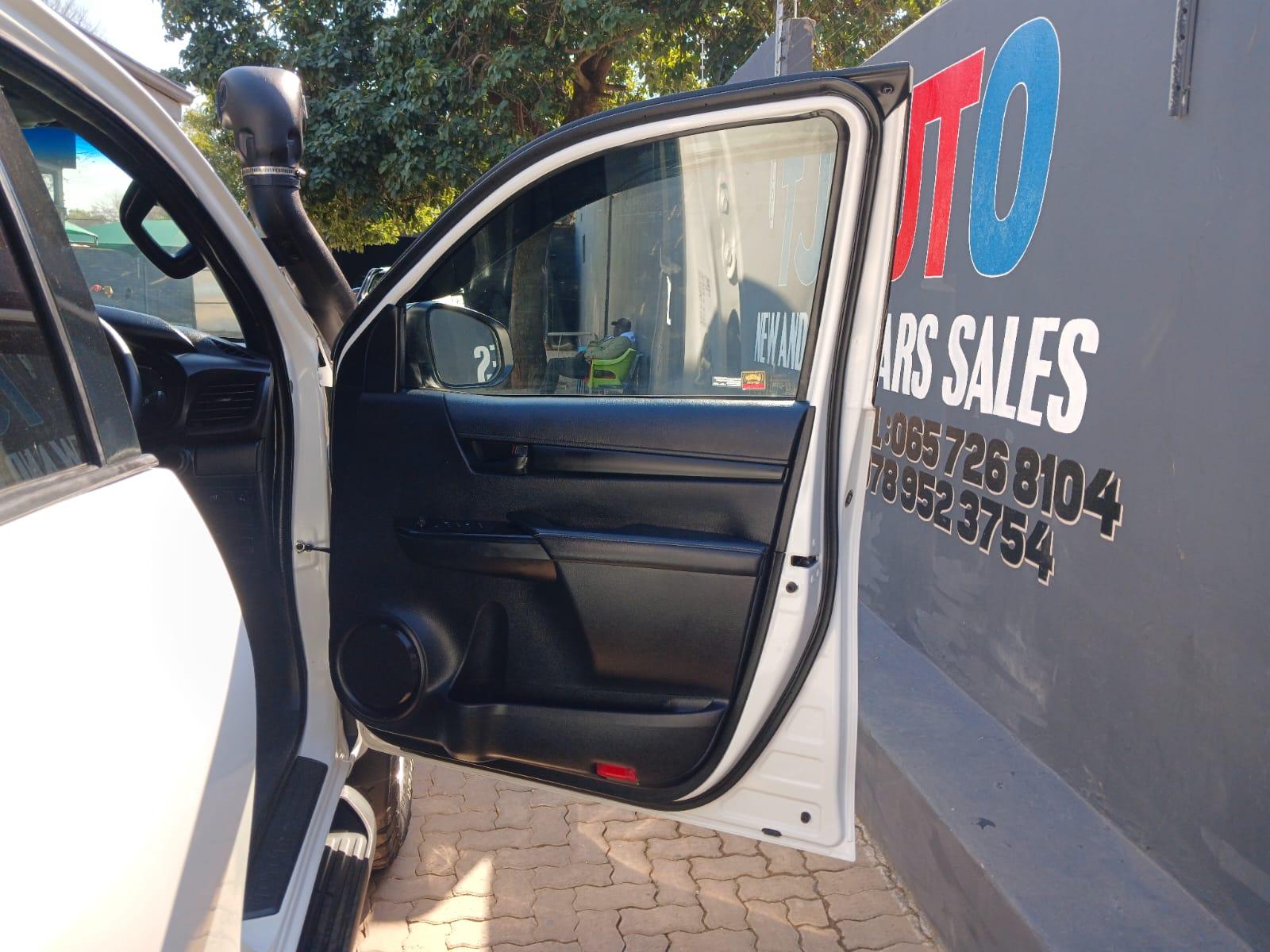2023 Toyota Hilux 2,4 double cab 4x4 manual — photo 9